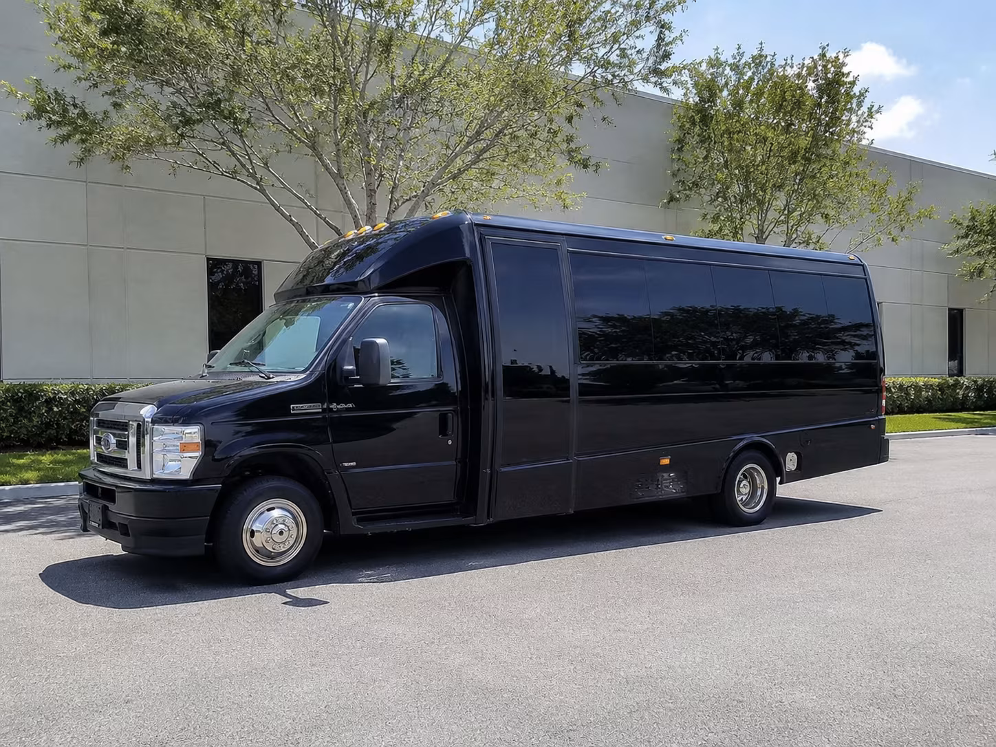 convention and conference shuttle buses between santa ana and anaheim